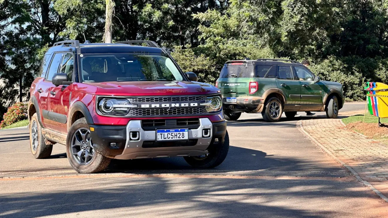 Ford Bronco Sport vermelho de frente com um bronco sport verde ao fundo