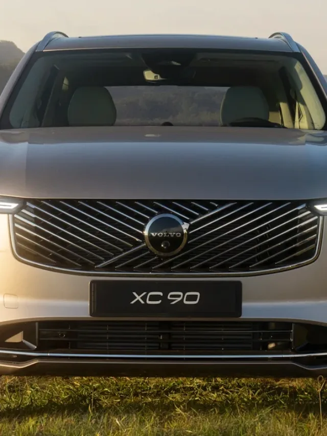 Dianteira do Volvo XC90 reestilizado bege, com faróis acesos e detalhes pretos