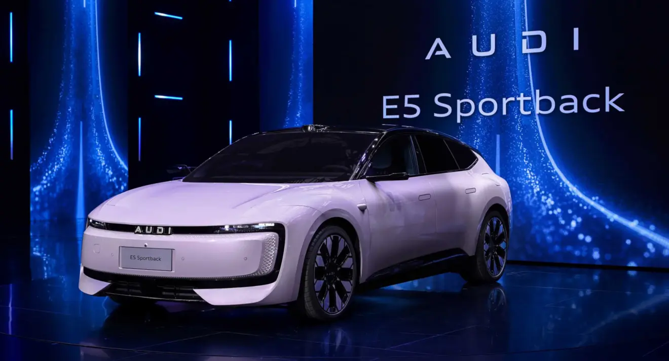 AUDI E5 Sportback rosa parado de traseira sobre o palco