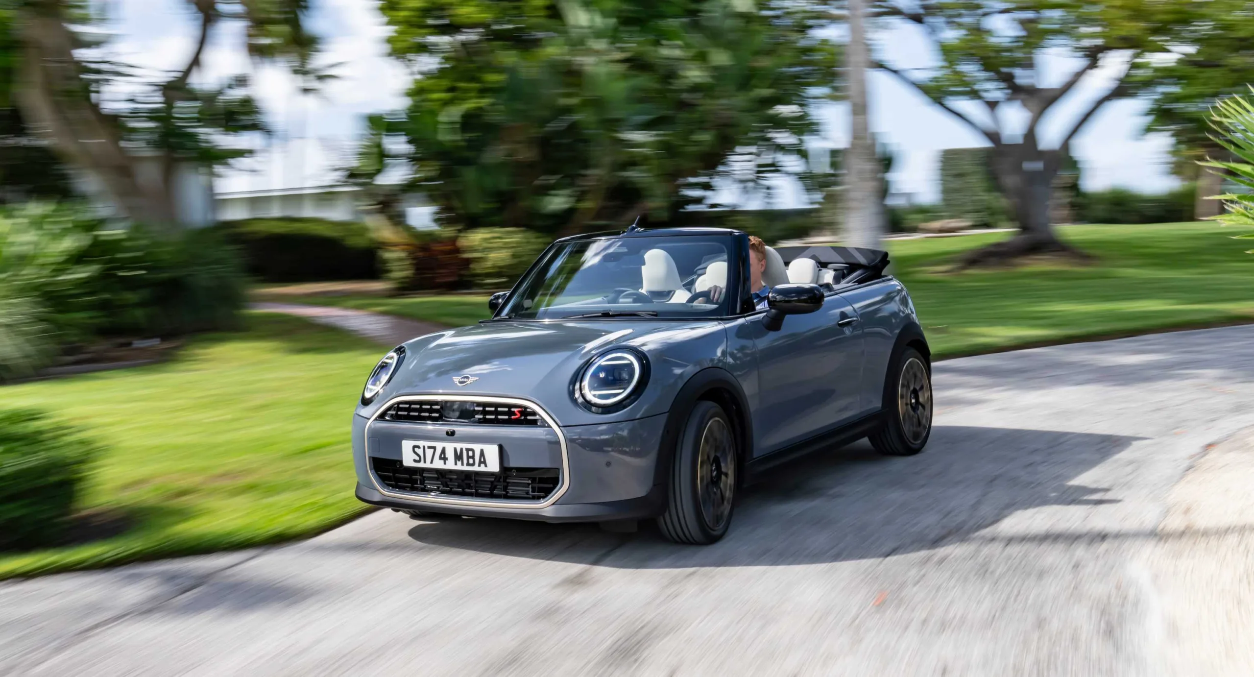 Mini Cooper S Cabrio deixa você com os cabelos ao vento por R