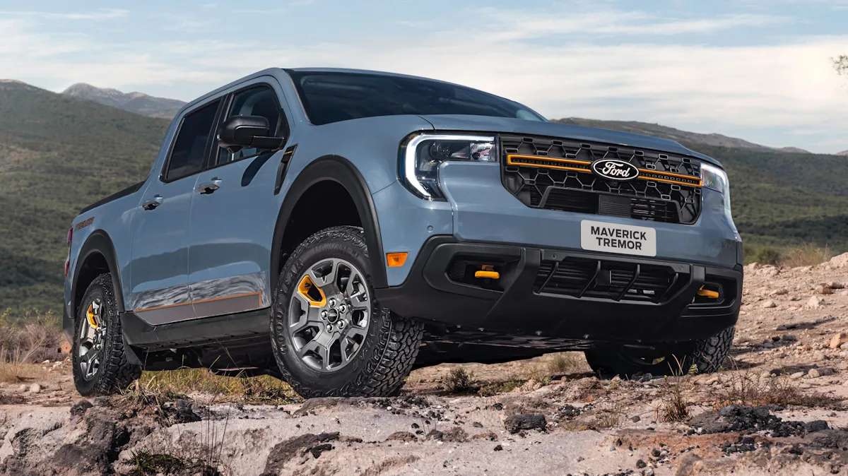 Maverick Tremor azul subindo uma pedra