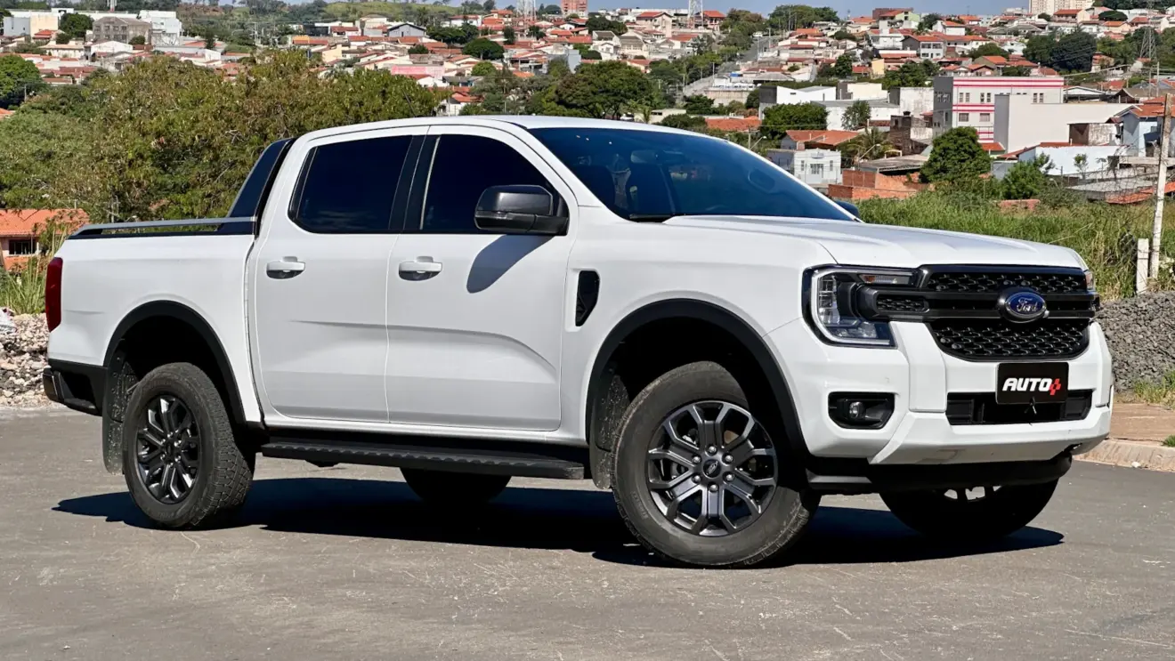 Ford Ranger Black branca parada de traseira