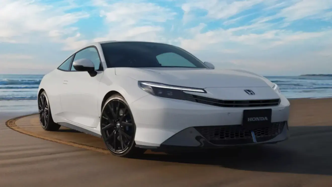 Honda Prelude branco com detalhes pretos, DRL's acesos e visto de frente