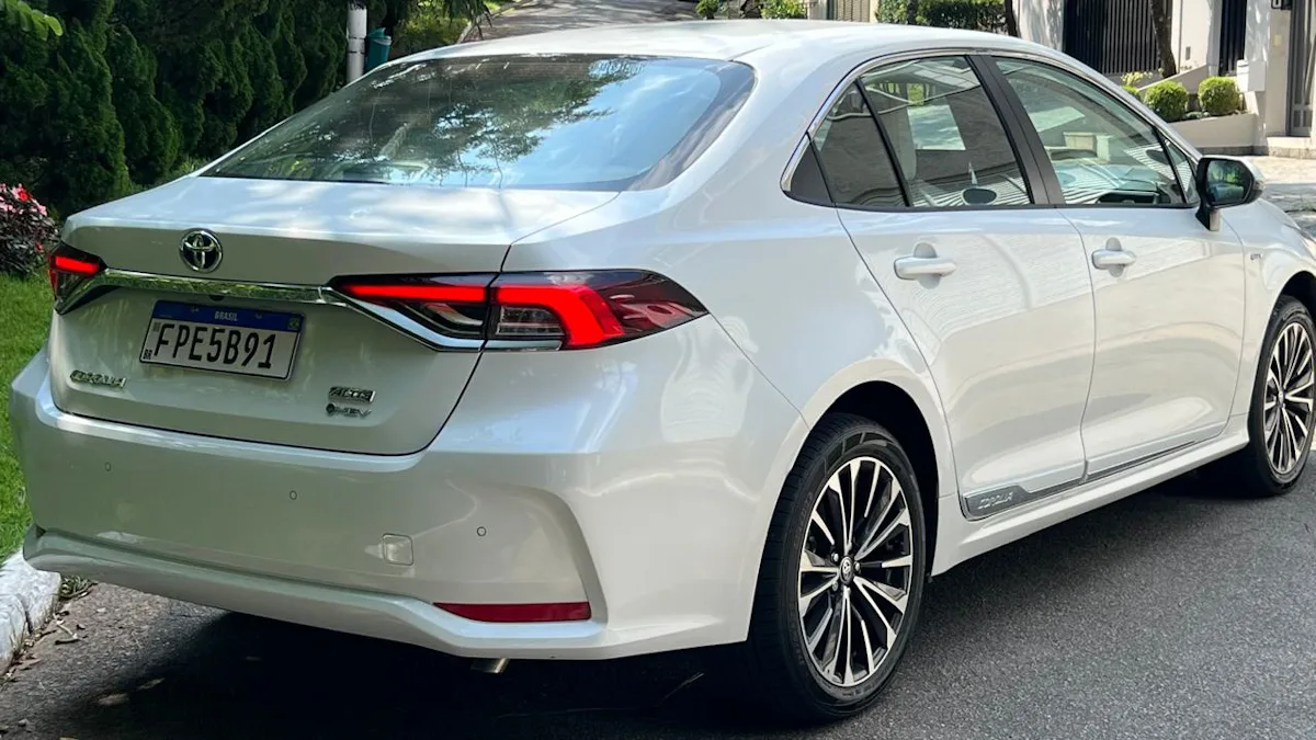 Imagem mostra Toyota Corolla Hybrid de traseira - Avaliação