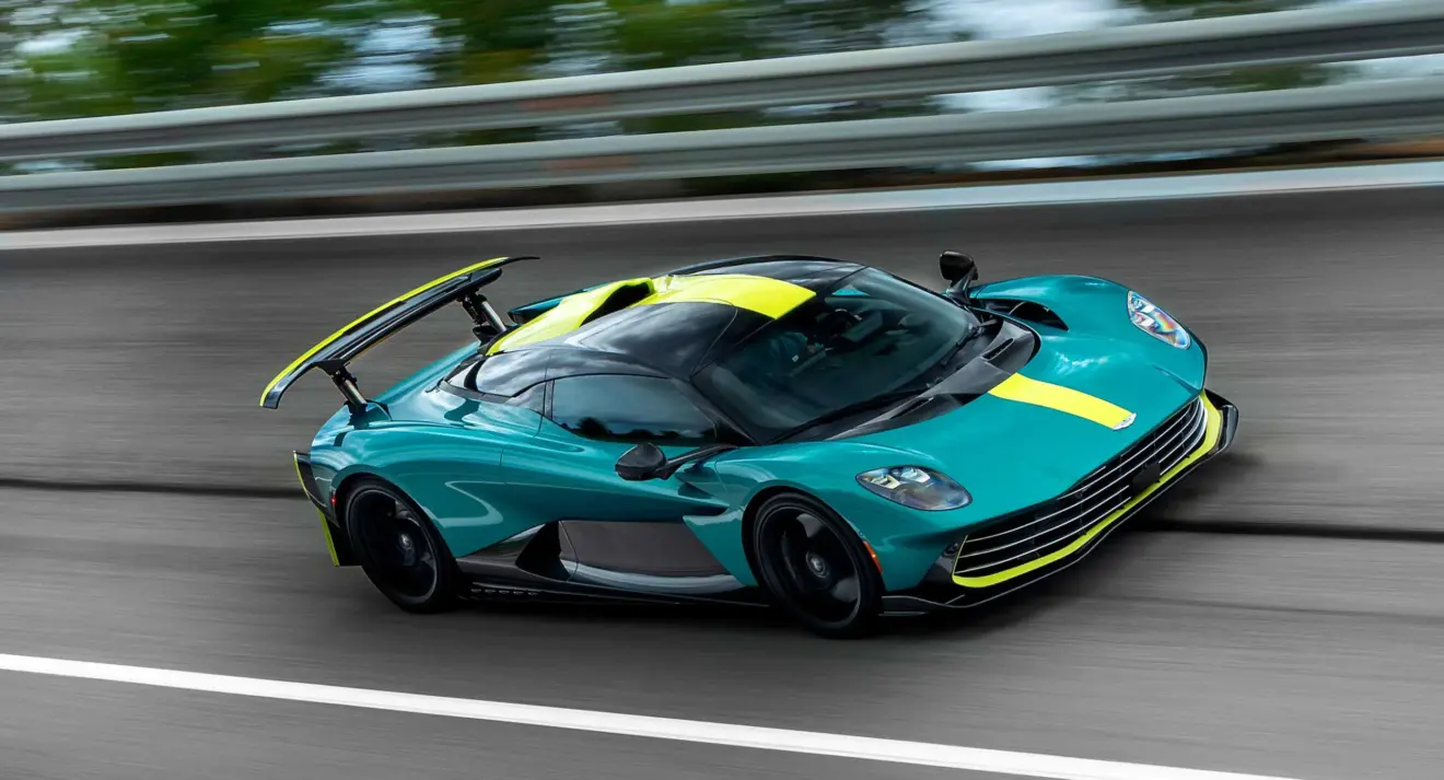 AstonMartin Valhalla de frente andando na pista