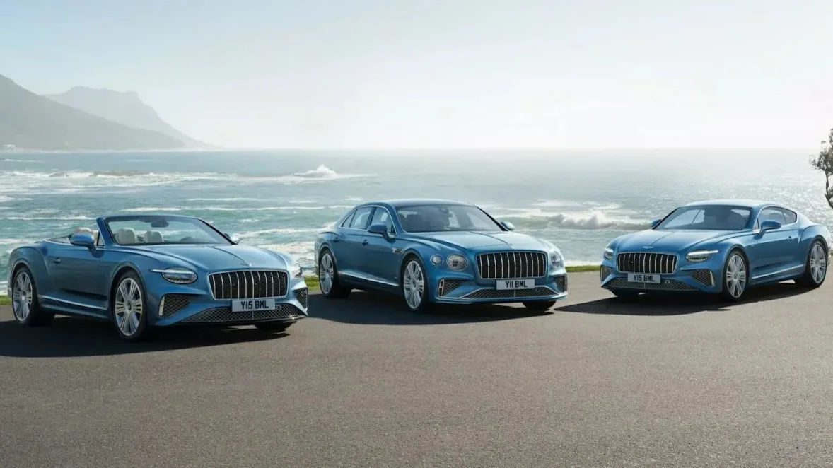 Três modelos Azure do Bentley Continental, vistos de frente e pintados de azul