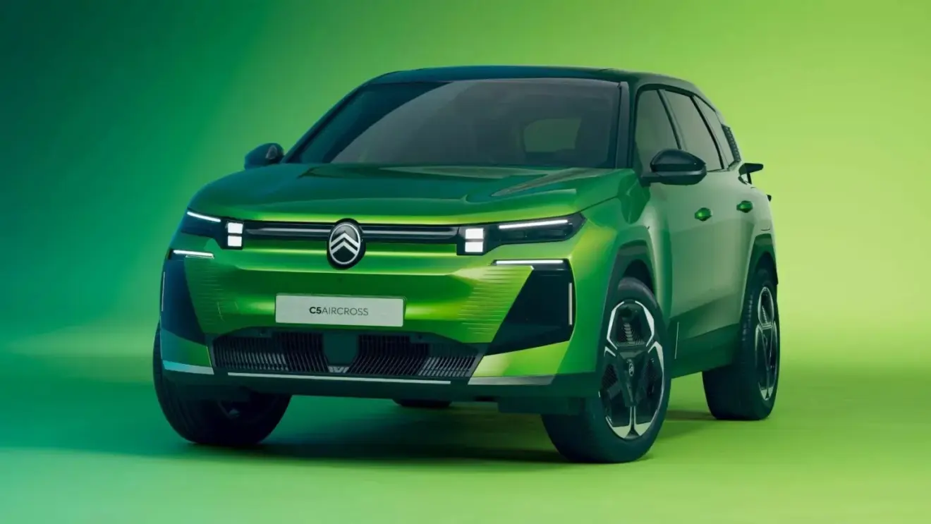 Citroën C5 Aircross reestilizado verde com detalhes pretos, visto de frente e com faróis acesos