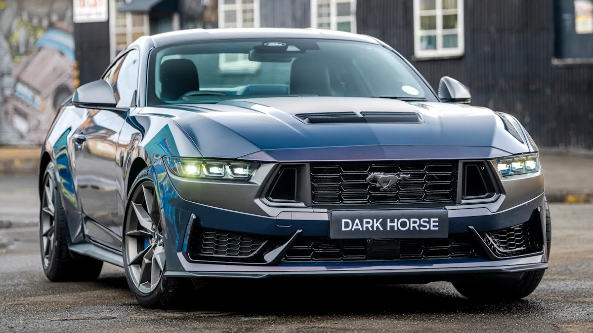 Ford Mustang Dark Horse manual azul de frente com faróis acesos