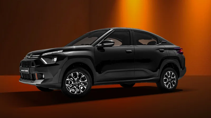 Citroën Basalt Dark Edition preto de frente em um fundo laranja