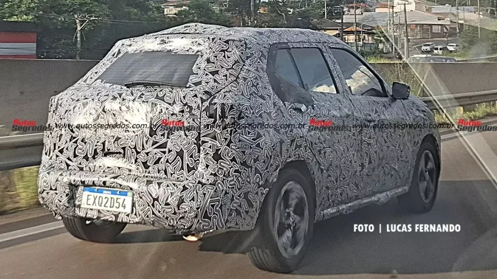 Novo SUV subcompacto da Nissan com camuflagem