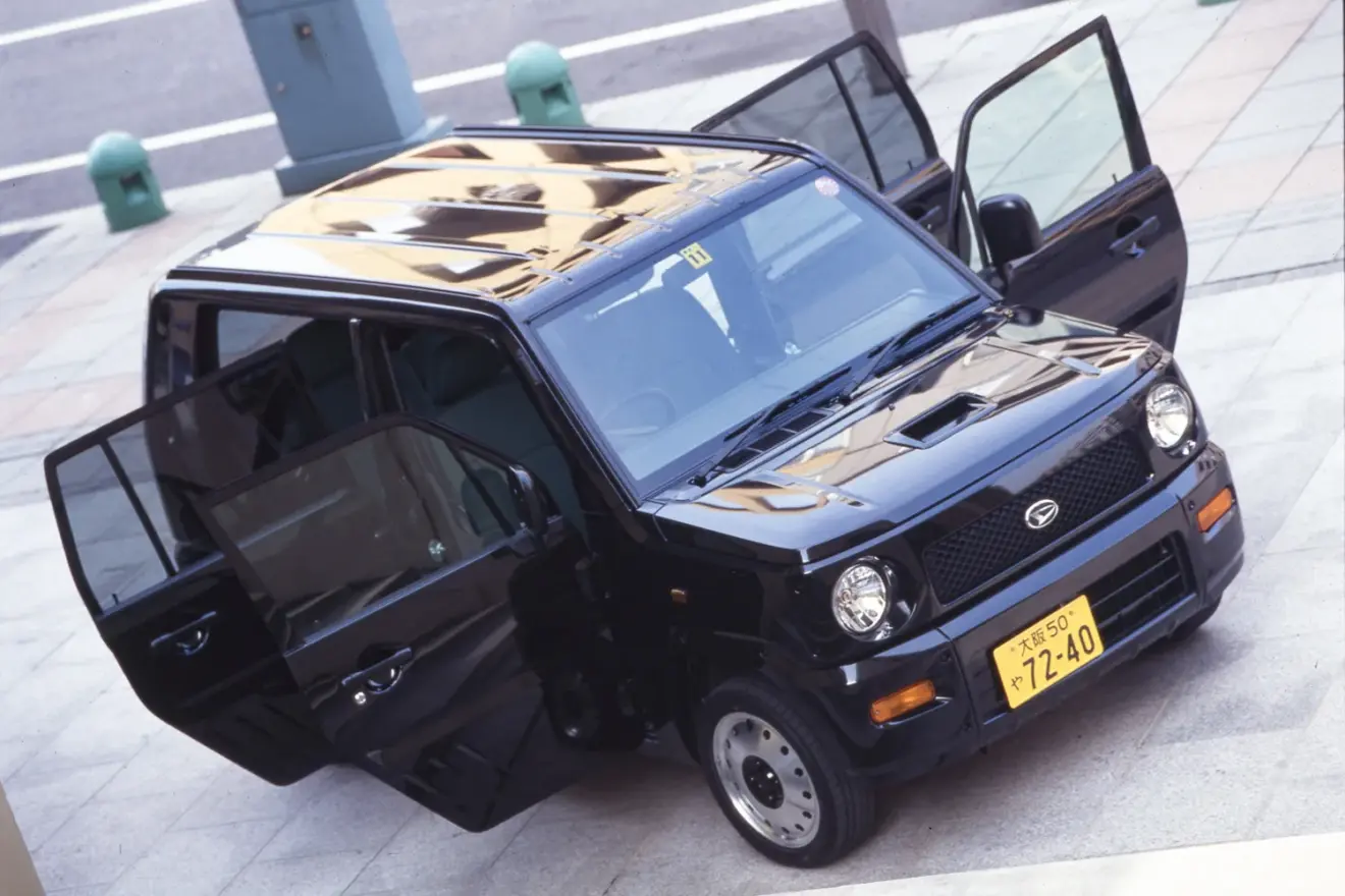 Daihatsu Naked preto com as quatro portas abertas