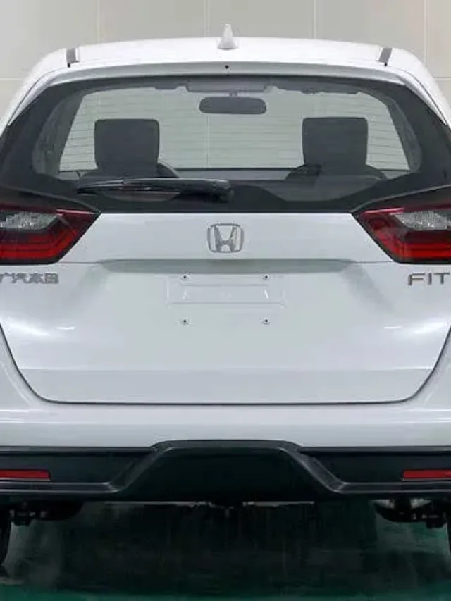 Honda Fit 2026 branco de traseira com cenário constituído por piso verde e fundo cinza