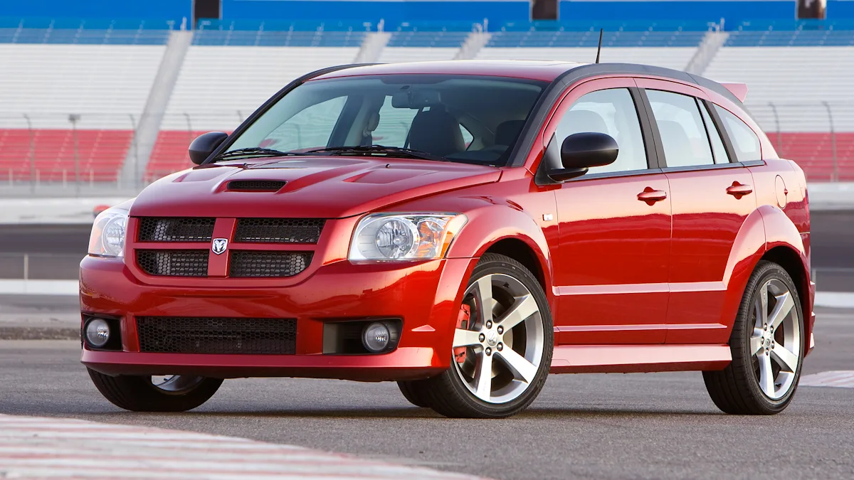 Dodge Caliber SRT-4 vermelho parado de dianteira
