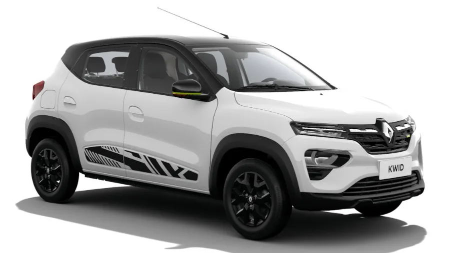 Renault Kwid Iconic branco com detalhes pretos, visto de frente e com fundo branco