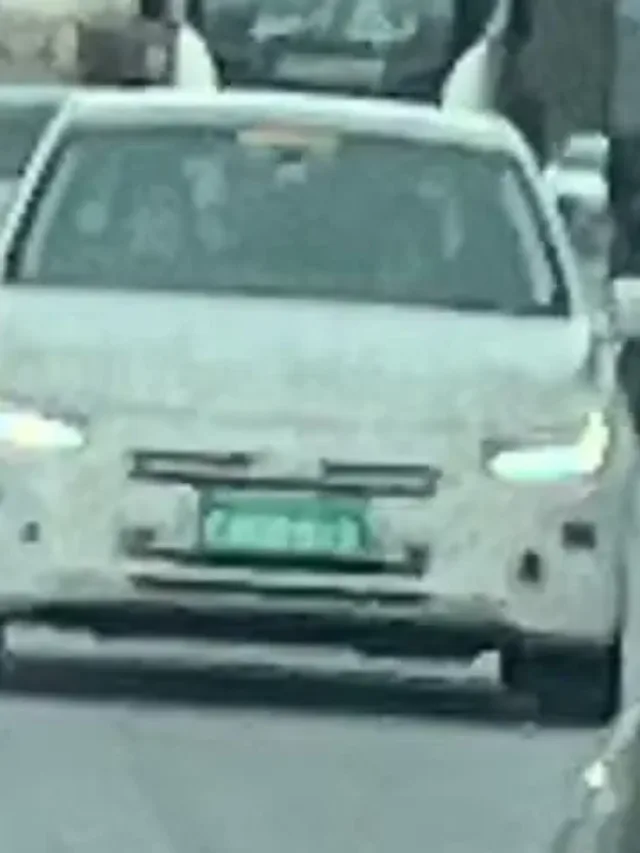 Novo Chevrolet Onix camuflado andando na estrada