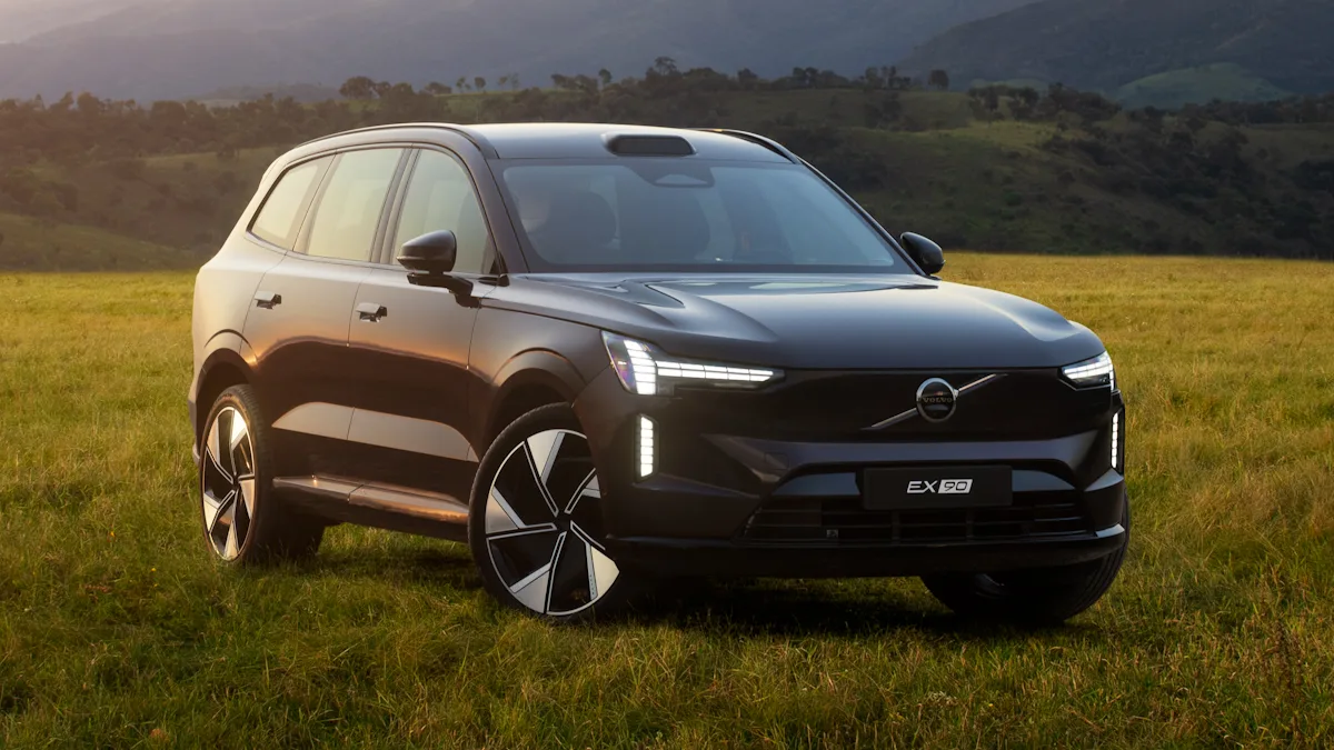 Volvo EX90 roxo de frente em um gramado