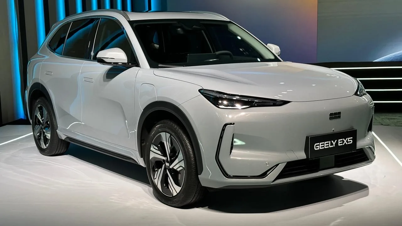 Geely Ex5 prata parado de frente