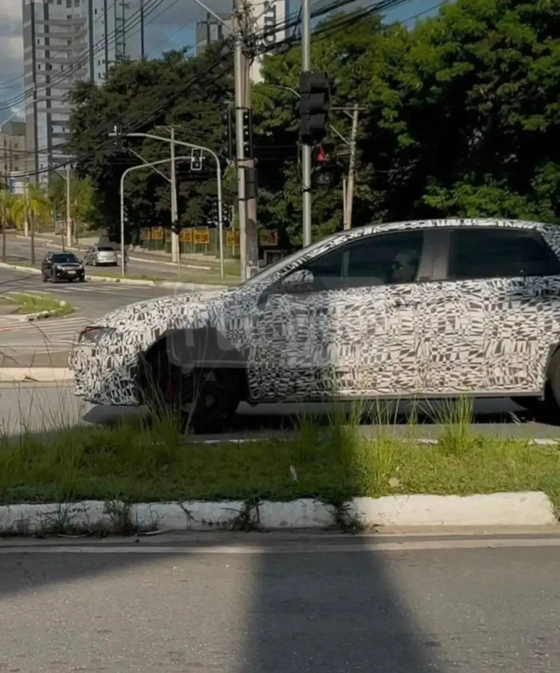Novo Volkswagen Jetta GLI camuflado andando na cidade