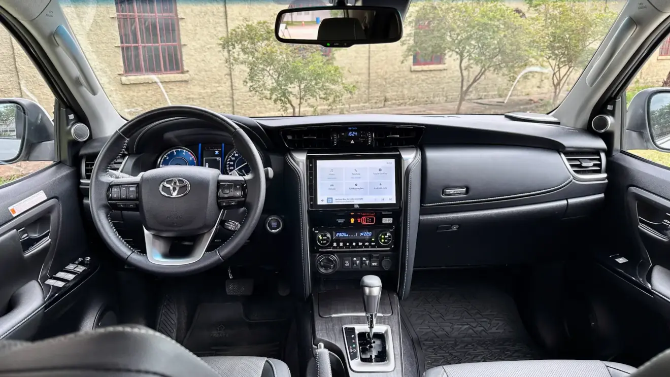 interior do toyota sw4
