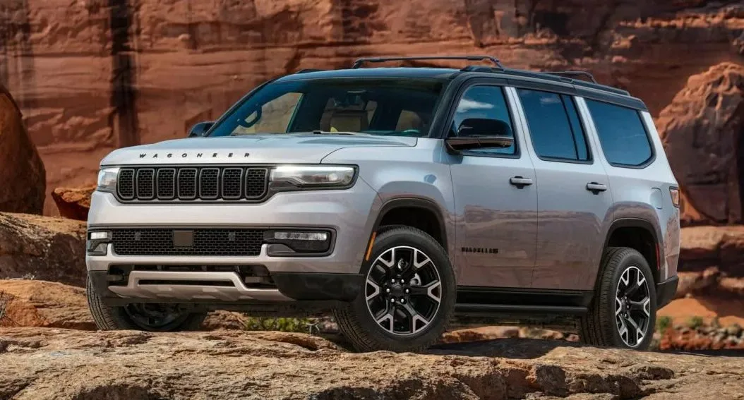 Jeep Wagoneer Overland parado de frente com montanha ao fundo