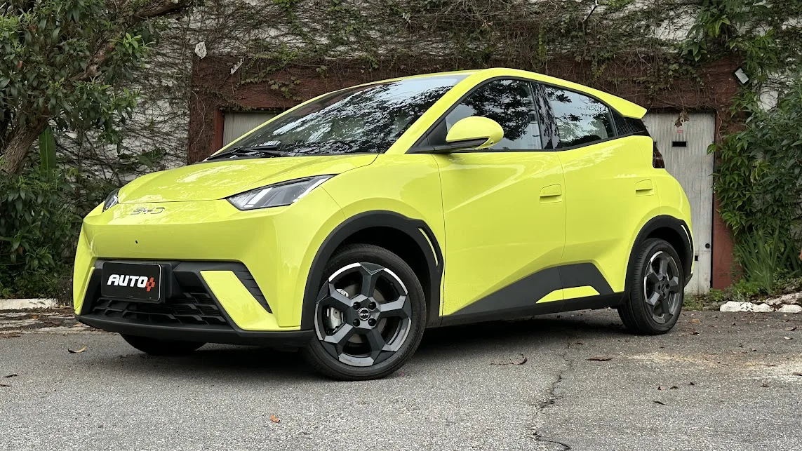 BYD Dolphin Mini amarelo de frente-lateral