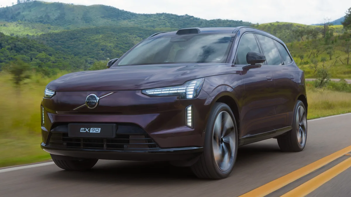 Volvo EX90 de frente em uma rodovia - Volva enfrenta queda nas vendas