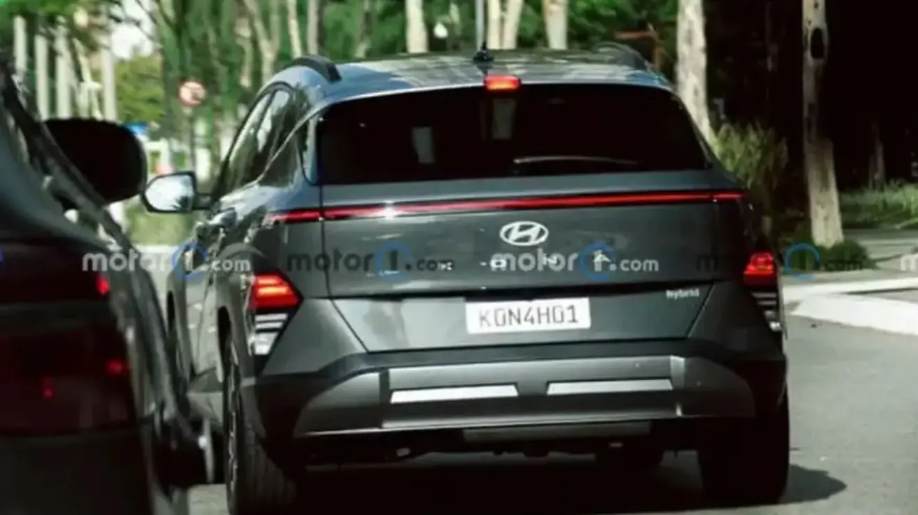 Novo Hyundai Kona híbrido cinza e visto de trás