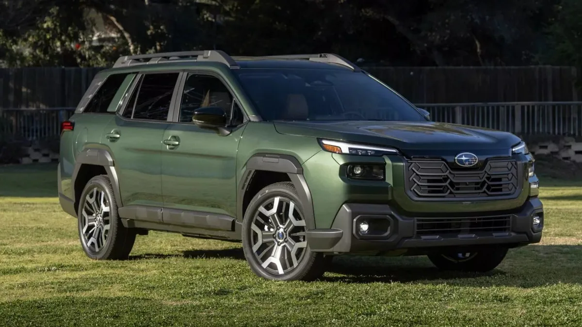 Subaru Outback verde de frente em um gramado