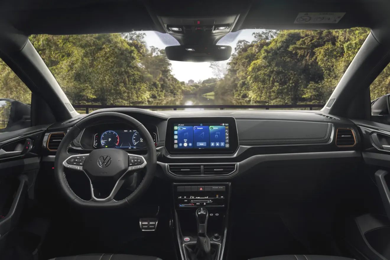 Interior do Volkswagen T-Cross Extreme com central multimídia e painel de instrumentos ligados