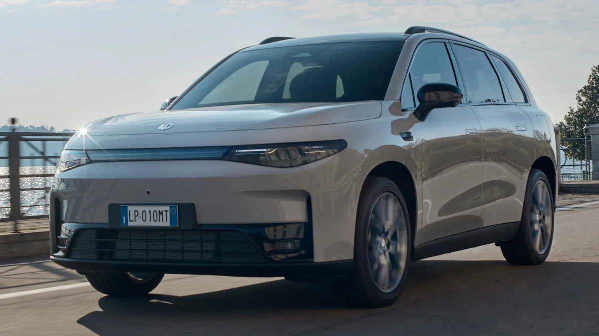 Leapmotor C10 REEV branco de frente em uma estrada