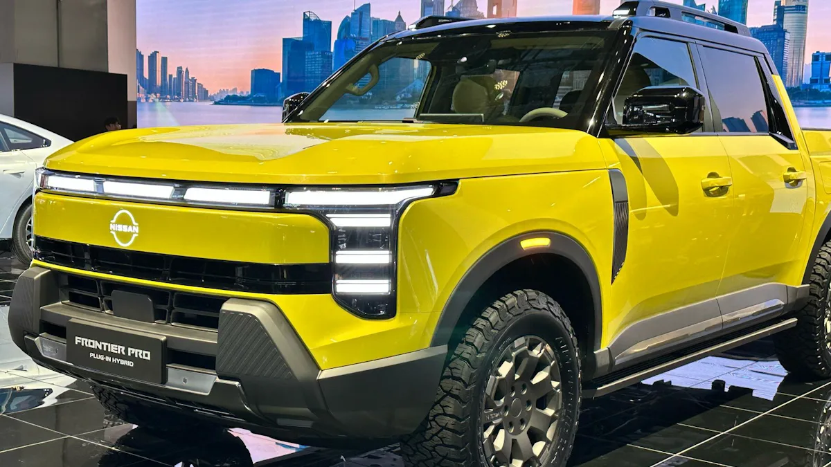 Nova Nissan Frontier híbrida de frente na cor amarela