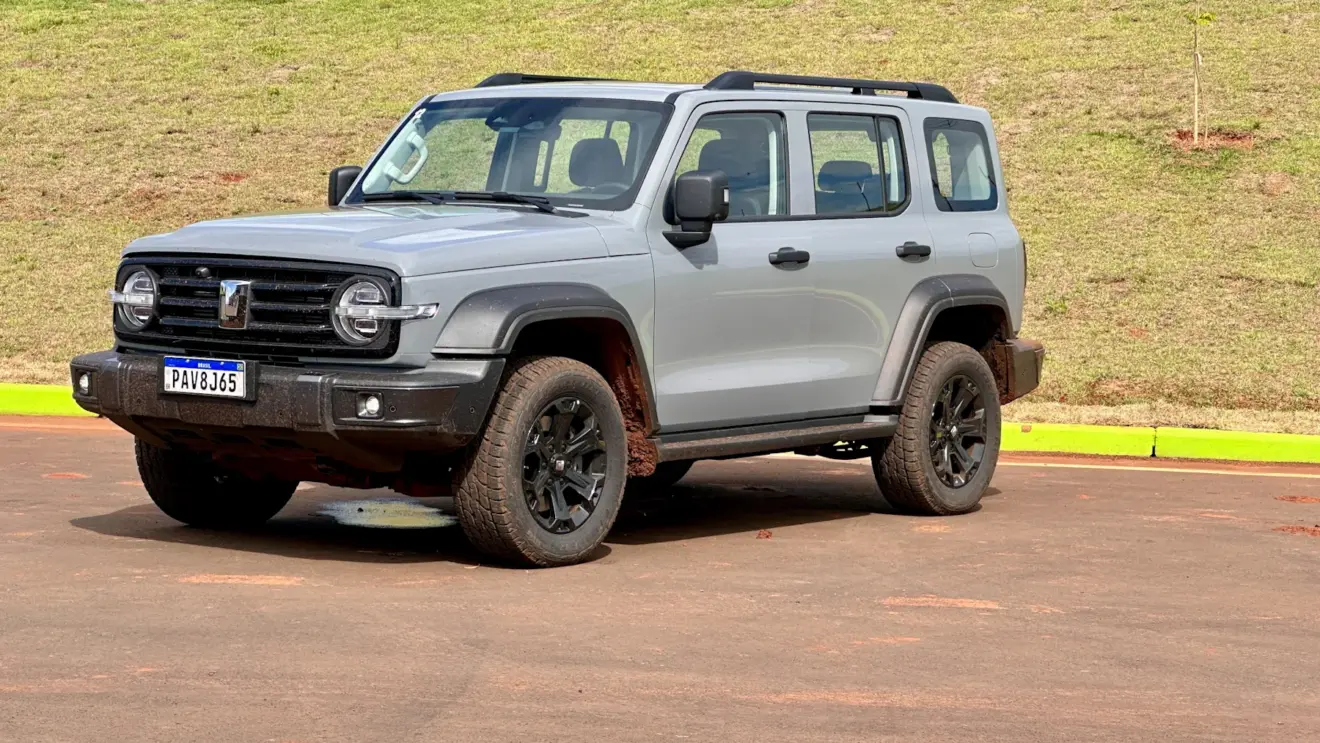 GWM Tank 300 cinza de lado com um gramado ao fundo