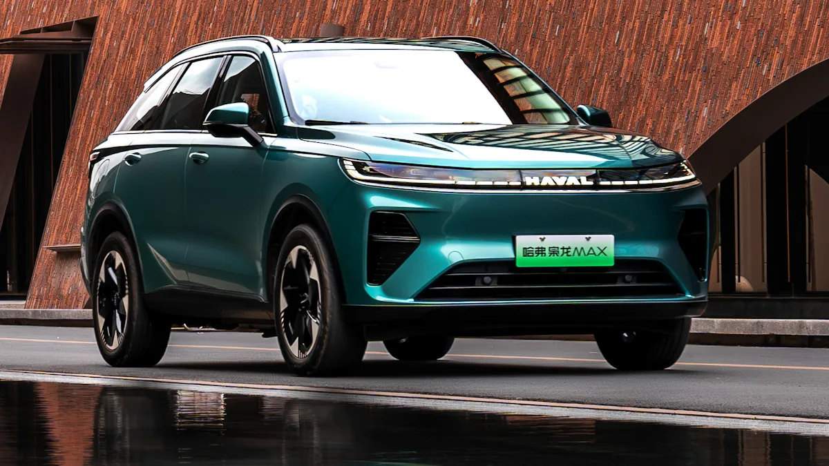 GWM Haval Xiaolong Max verde de frente em uma rua com muro de tijolos