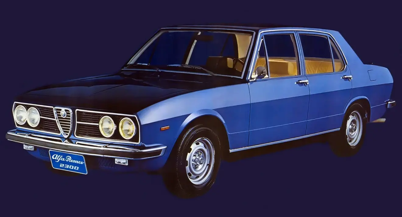 Alfa Romeo 2300 azul parado de frente-lateral