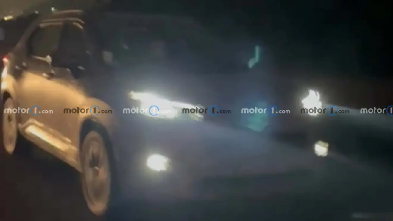 Protótipo camuflado de preto e branco do novo Honda WR-V com faróis acesos