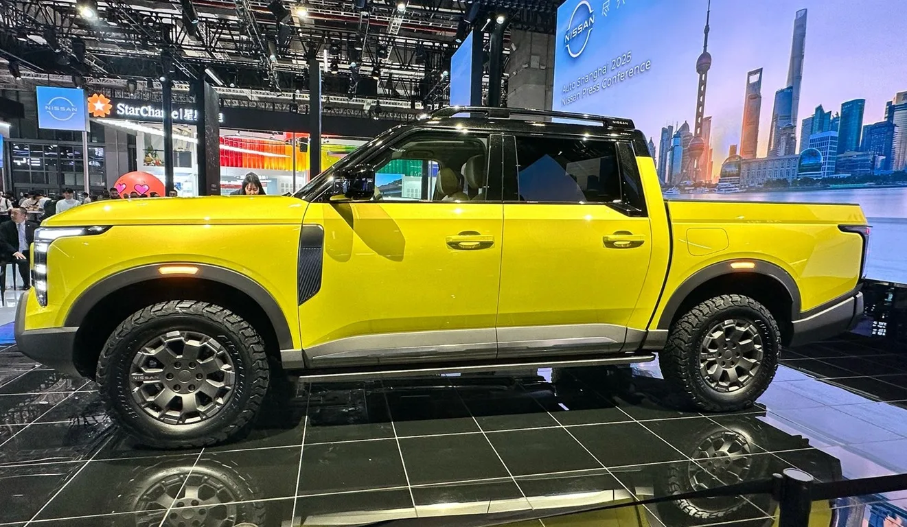 Nova Nissan Frontier híbrida de lateral na cor amarela