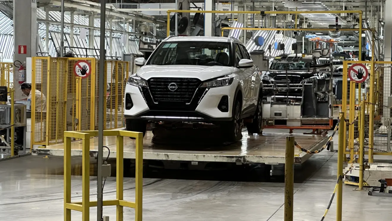 Linha de montagem dos Nissan Kicks e Kicks Play no Brasil