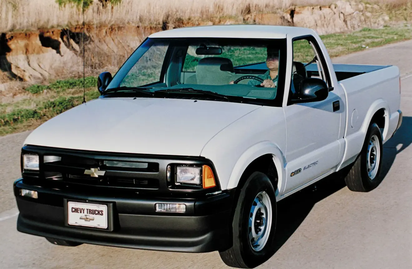 Chevrolet S10 Eletric branca parada de frente