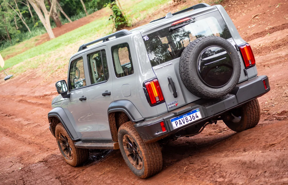 GWM Tank 300 de traseira andando na lama