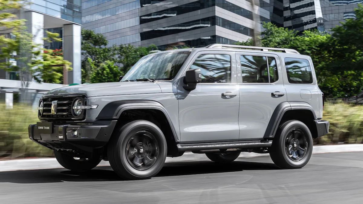 GWM Tank 300 cinza de lado andando em uma rua cheia de prédios