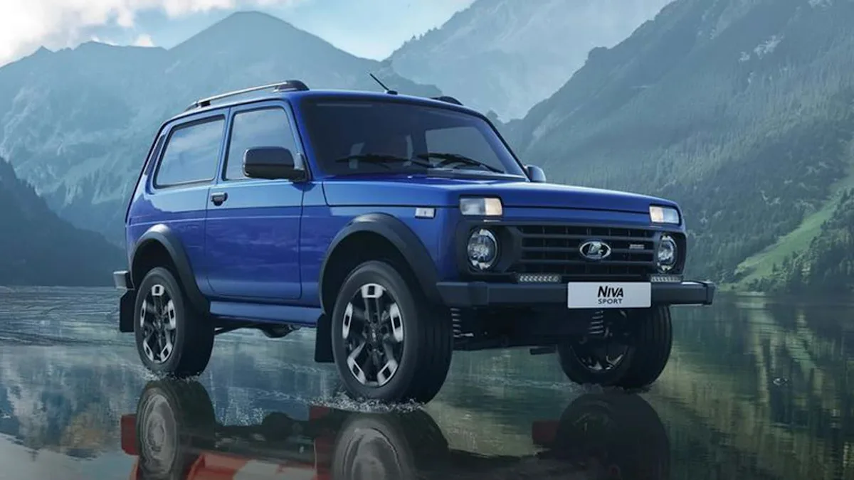 Lada Niva Sport azul de frente andando em um lago