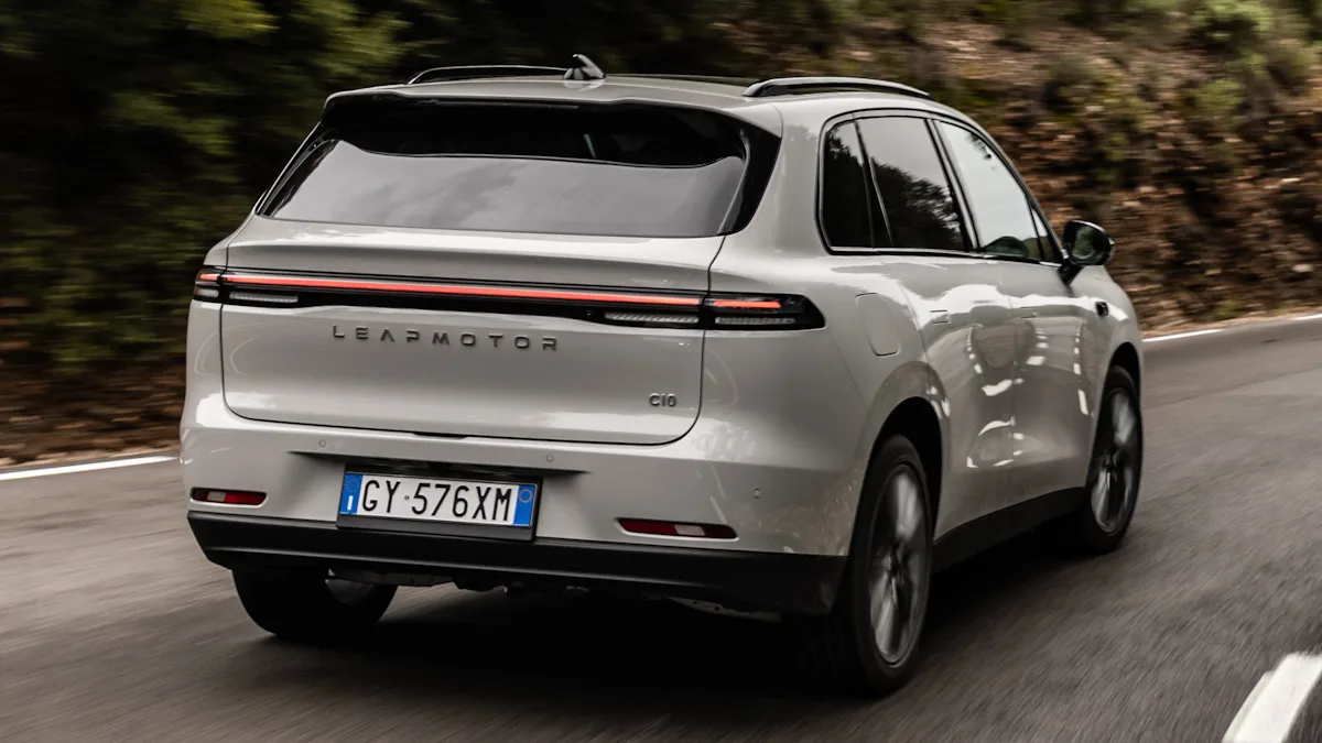 Leapmotor C10 REEV branco de traseira em uma estrada