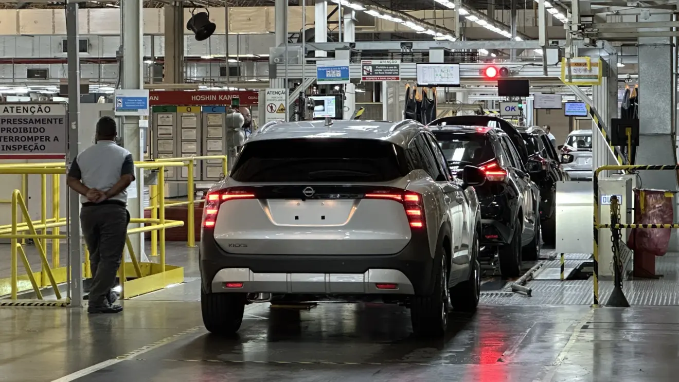 Linha de montagem dos Nissan Kicks e Kicks Play no Brasil