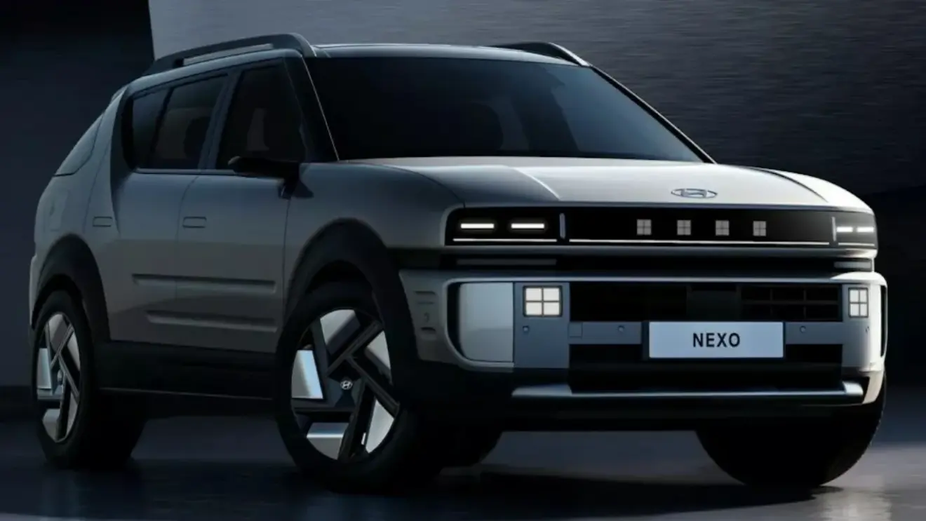 Hyundai Nexo de segunda geração prata com detalhes pretos, faróis acesos e visto de frente