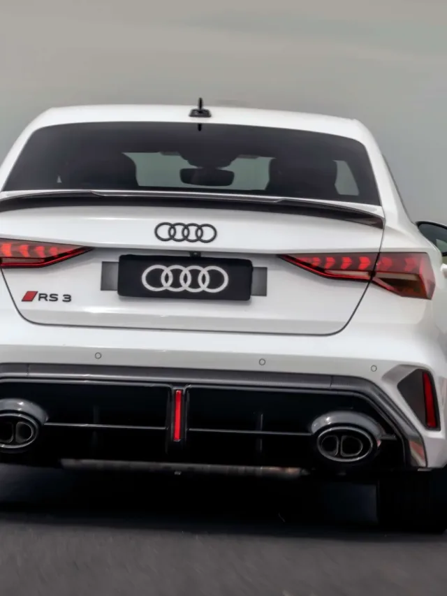 Audi RS 3 Sedan Track branco visto de traseira