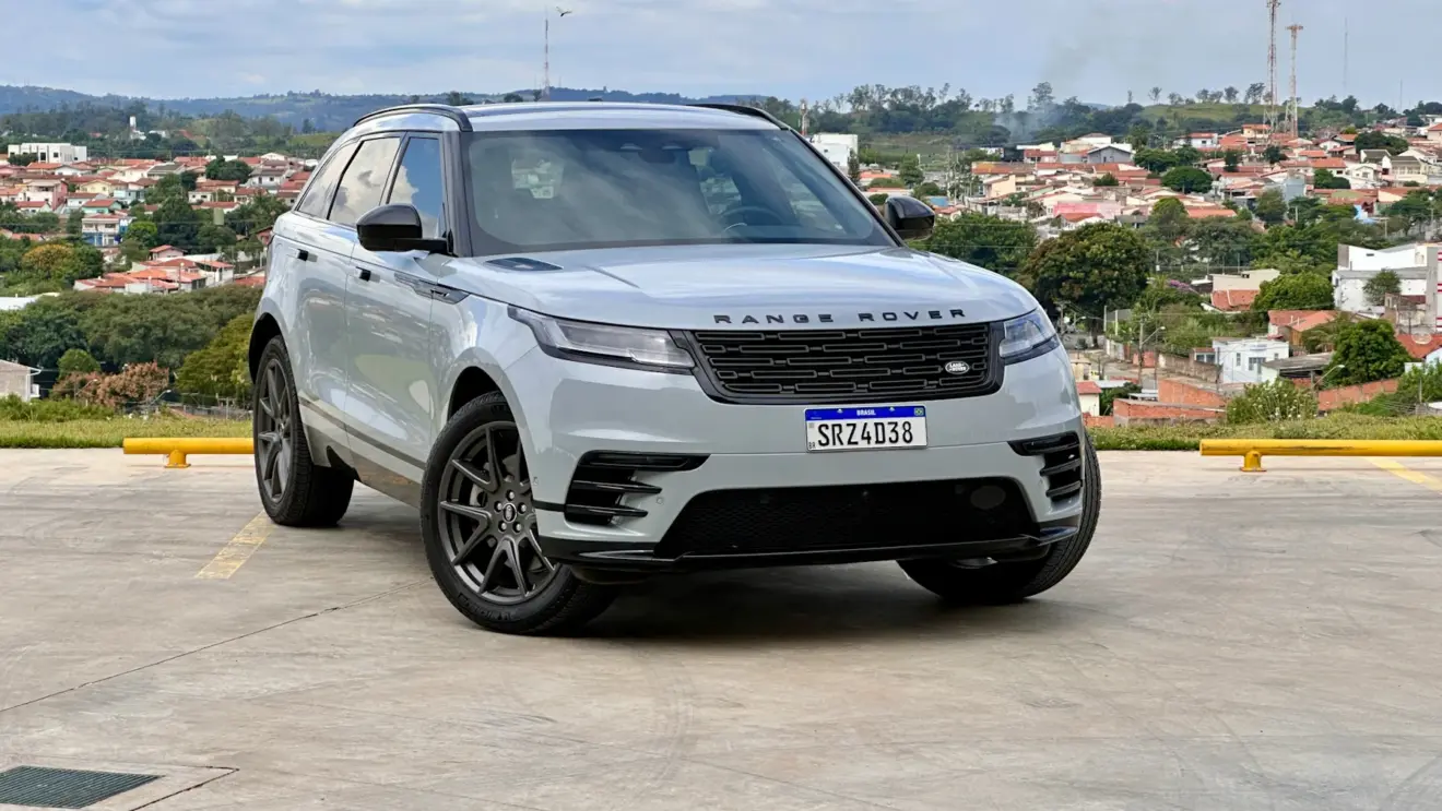 Land Rover Range Rover Velar prata de frente com uma cidade ao fundo