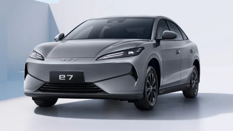 BYD e7 cinza de frente em um fundo neutro