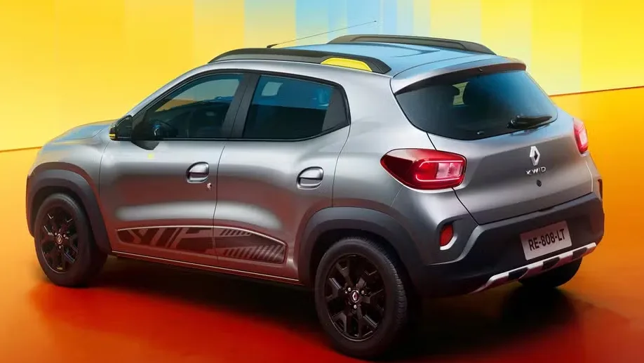 Renault Kwid Outsider 2026 cinza com detalhes pretos e amarelos, visto de trás e com fundo laranja