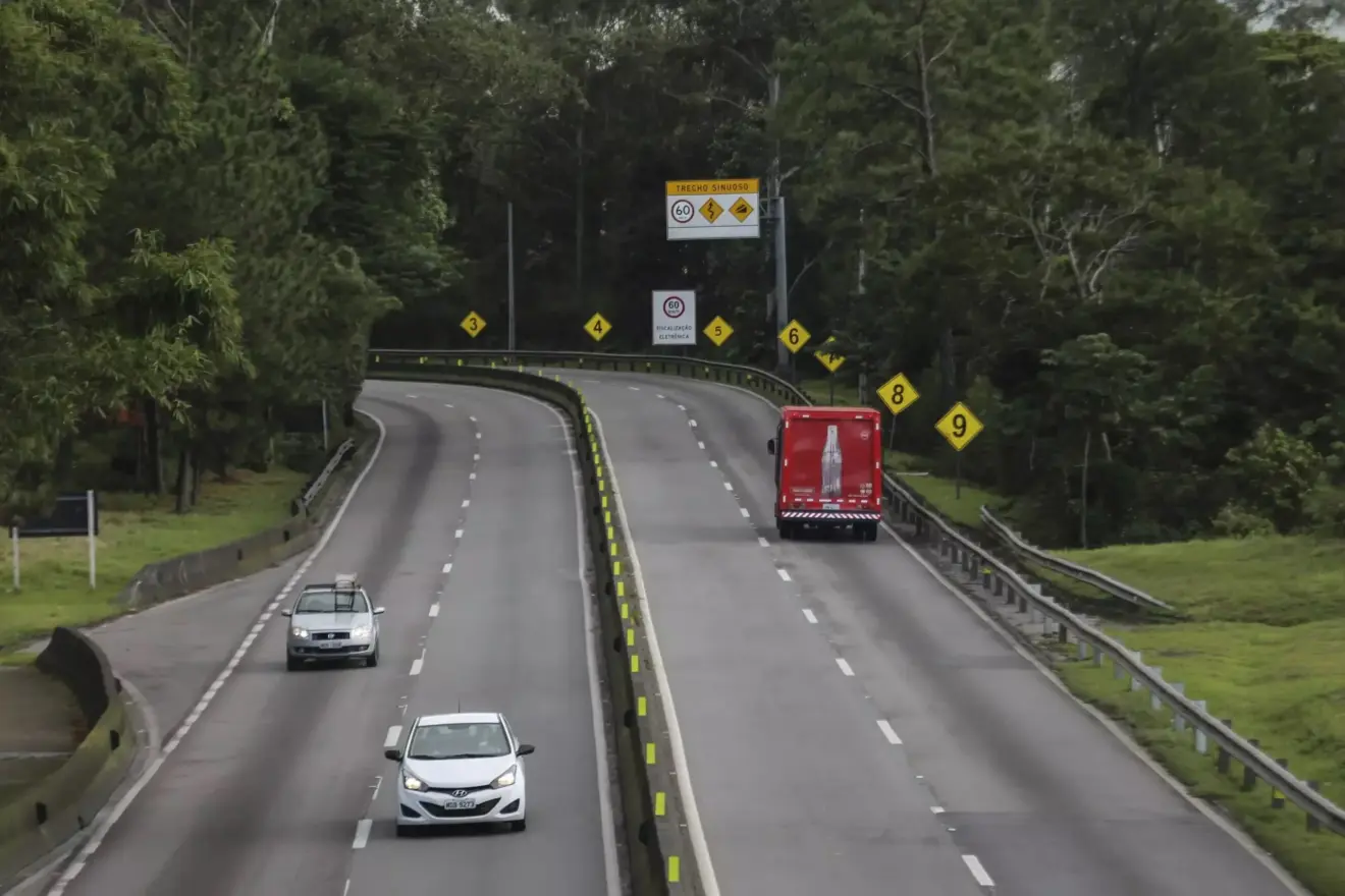 Trecho da BR-101 que será interditado com caminhão e carros passando