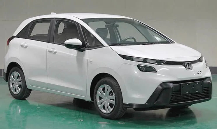 Honda Fit 2026 branco de frente com cenário constituído por piso verde e fundo cinza